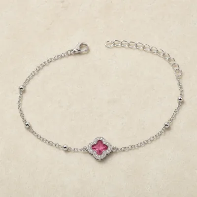 pulseira com trevo rosa de cristais prateado em pedra clara de tom quente, referência 85204-18