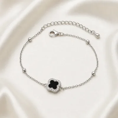 pulseira com trevo preto de cristais prateado em cetim marfim, referência 85204-20