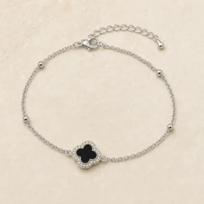 pulseira com trevo preto de cristais prateado em pedra clara de tom quente, referência 85204-20