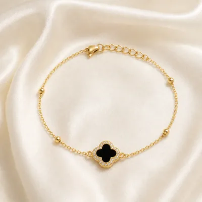 pulseira com trevo preto de cristais dourado em cetim marfim, referência 85204-20