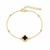 pulseira com trevo preto de cristais dourado em fundo branco, referência 85204-20