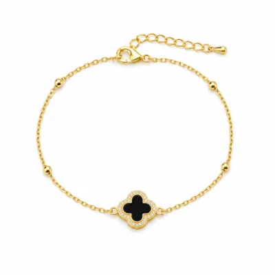 pulseira com trevo preto de cristais dourado em fundo branco, referência 85204-20