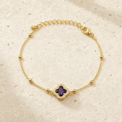 pulseira com trevo violeta de cristais dourado em pedra clara de tom quente, referência 85204-21