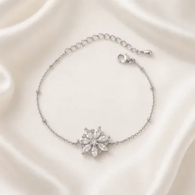 pulseira com flor de oito cristais prateado em cetim marfim, referência 85204-23