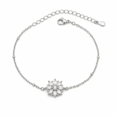 pulseira com flor de oito cristais prateado em fundo branco, referência 85204-23
