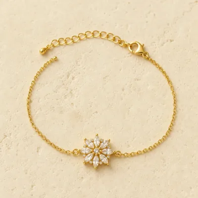 pulseira com flor de oito cristais dourado em pedra clara de tom quente, referência 85204-23