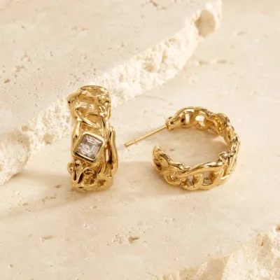 Brincos Argola com Elos e Cristal Central dourado, referência 85207-01