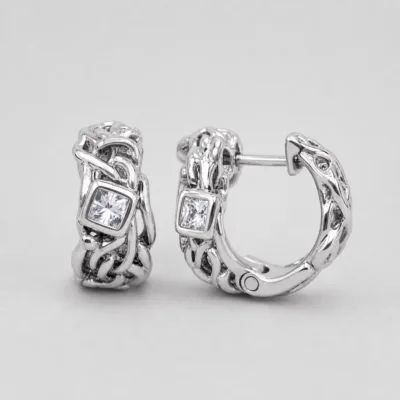 Brincos Argola com Elos e Cristal Central prateado, referência 85207-01