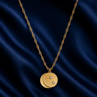 colar com medalha dupla, variante dourada, pedra clara, referência 85212-03