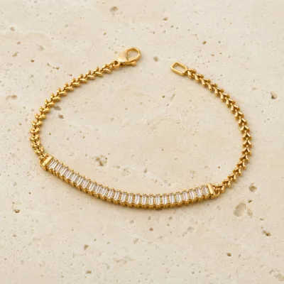 pulseira dourada com cristais baguete em pedra clara de tom quente, referencia 85246-01