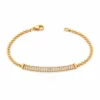pulseira dourada com cristais baguete em fundo branco, referencia 85246-01