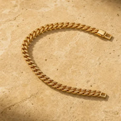 Pulseira dourada estreita de elos cubanos texturizados, uma unidade