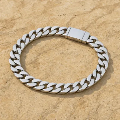 Pulseira prateada larga de elos cubanos 85246-04-A sobre pedra quente
