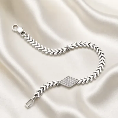 pulseira prateada com losango de cristais em cetim marfim, referencia 85246-05
