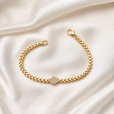 pulseira dourada com losango de cristais em cetim marfim, referencia 85246-05