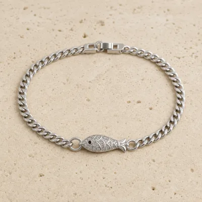 pulseira prateada peixe com cristais em pedra clara de tom quente, referencia 85248-01