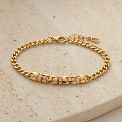 pulseira dourada com elos de cristais em pedra clara de tom quente, referencia 85248-02