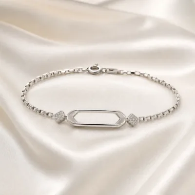 pulseira prateada geométrica com cristais em cetim marfim, referencia 85248-03