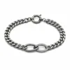 pulseira prateada entrelaçada com cristais em fundo branco, referencia 85248-03