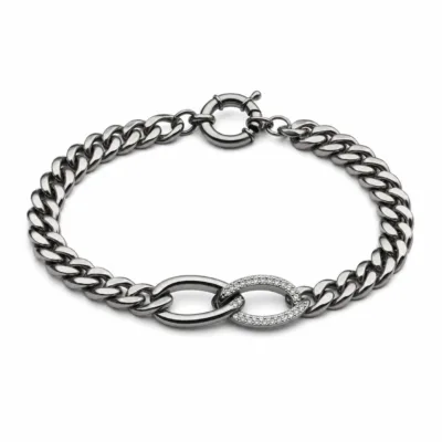 pulseira prateada entrelaçada com cristais em fundo branco, referencia 85248-03