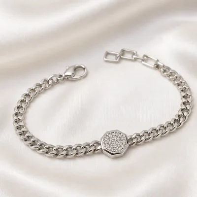 pulseira prateada com medalhão de cristais em cetim marfim, referencia 85248-03