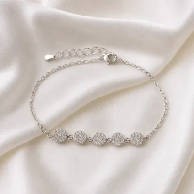 pulseira prateada com círculos pavé em cetim marfim, referencia 85250-02