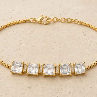 pulseira dourada com cinco cristais quadrados em pedra clara de tom quente, referencia 85251-01
