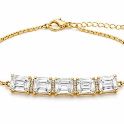 pulseira dourada com cinco cristais quadrados em fundo branco, referencia 85251-01