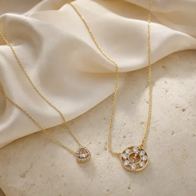 Os dois modelos de colar dourado com pendente e pedras