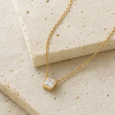 Colar com Pedra Quadrada — Prateado ou Dourado — B — Dourado