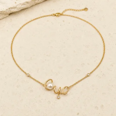 Colar Dourado com Pérola e Cristais — A – Dourado