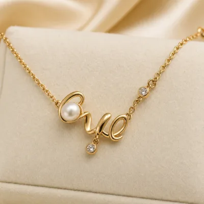 Pormenor do pendente dourado com pérola e cristais