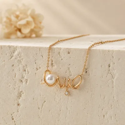 Colar dourado com pérola apresentado sobre pedra clara