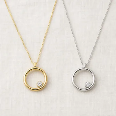 Colares com círculo e zircão em dourado e prateado, vendidos separadamente
