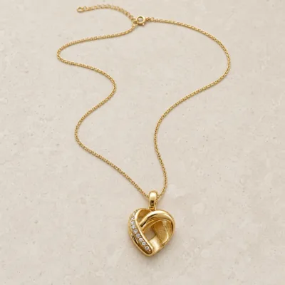 Colar Coração Curvo com Cristais em Aço Dourado — A — Dourado