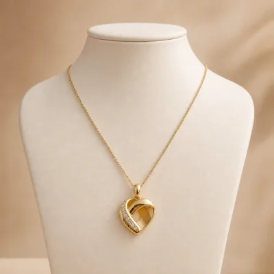 Colar de coração dourado apresentado em expositor