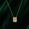 colar dourado com cristal retangular, fundo branco, referência 85280-1