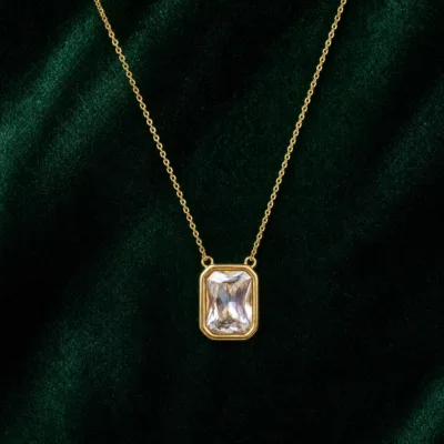 colar dourado com cristal retangular, fundo branco, referência 85280-1