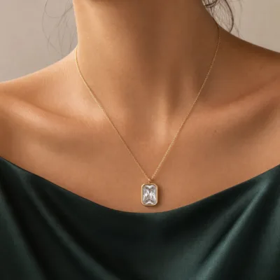 colar dourado com cristal retangular, cetim marfim, referência 85280-1