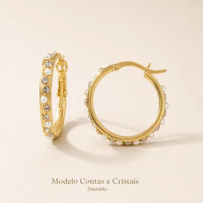 Argolas douradas com contas e cristais
