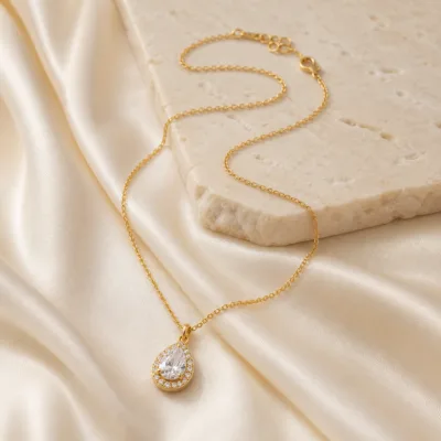 Colar com Pendente Gota de Cristal — 2 Cores — A — Dourado