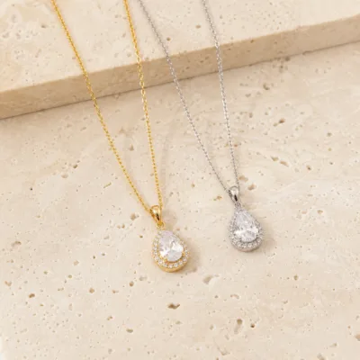Colares dourado e prateado com pendente gota de cristal, vendidos separadamente