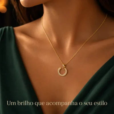 colar com pendente círculo aberto, variante dourada, fundo de estúdio, referência 85290-15