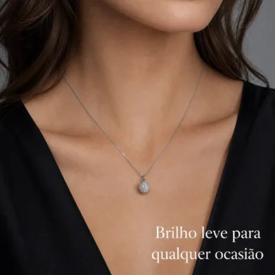 colar com pendente bola de brilho, variante prateada, fundo de estúdio, referência 85290-16