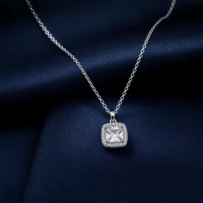 colar com pendente quadrado luminoso, variante dourada, pedra clara, referência 85290-20