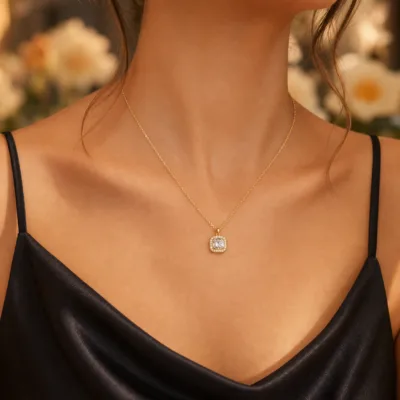 colar com pendente quadrado luminoso, variante dourada, pedra clara, referência 85290-20