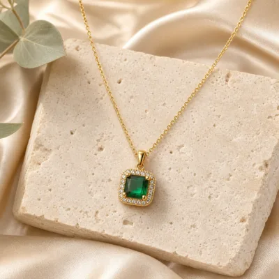 Colar com Pendente Quadrado Verde — 2 Cores — A — Dourado