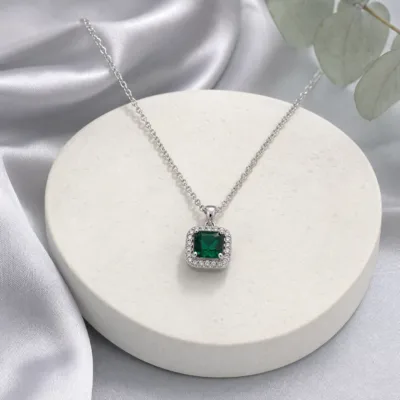 Colar com Pendente Quadrado Verde — 2 Cores — B — Prateado