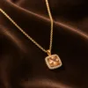 colar com pendente quadrado champanhe, variante dourada, pedra clara, referência 85290-23