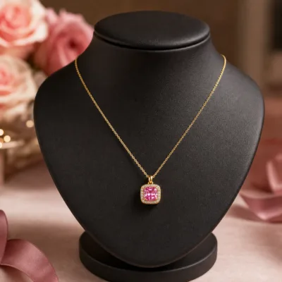 colar com pendente quadrado rosa, variante dourada, pedra clara, referência 85290-24